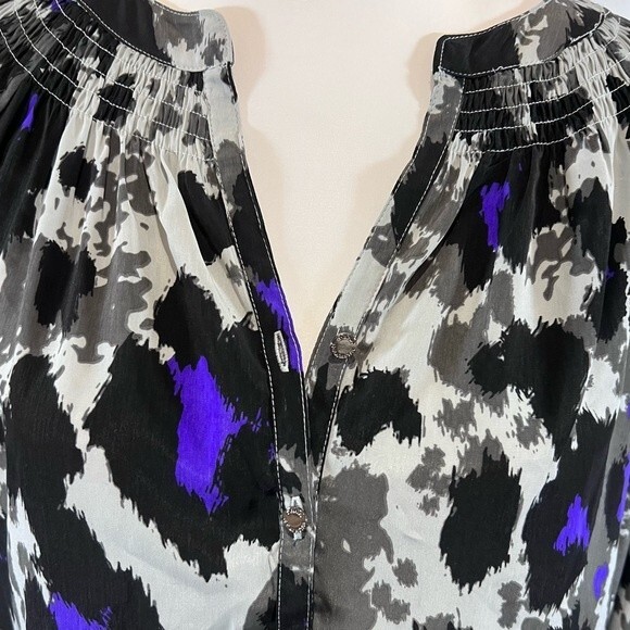 Dana Buchman gray black and purple print smocked vneck top size large NWOT - Picture 2 of 6
